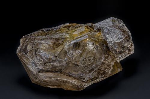 Quartz (variety smoky quartz)<br />Cap-Chat, La Haute-Gaspésie RCM, Gaspésie-Îles-de-la-Madeleine, Québec, Canadá<br />8.6 x 5.2 cm<br /> (Author: am mizunaka)