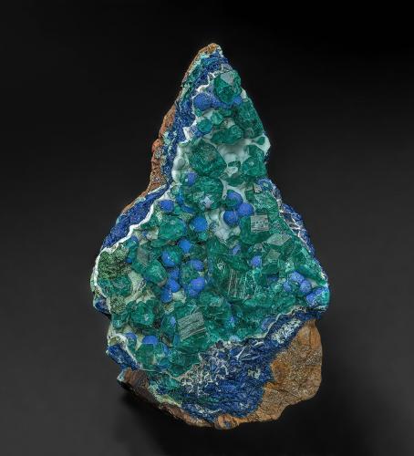 Dioptase, Shattuckite<br />Mina Tantara, Shinkolobwe, Cinturón de cobre de Katanga, Katanga (Shaba), República Democrática del Congo (Zaire)<br />8.2 x 5.4 cm<br /> (Author: am mizunaka)