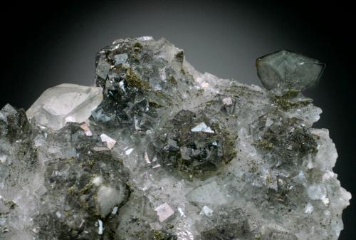 Fluorite, Calcite, Pyrite<br />Mina Ladywash, Eyam, Derbyshire, Inglaterra / Reino Unido<br />FOV = 8 cm<br /> (Author: Jesse Fisher)