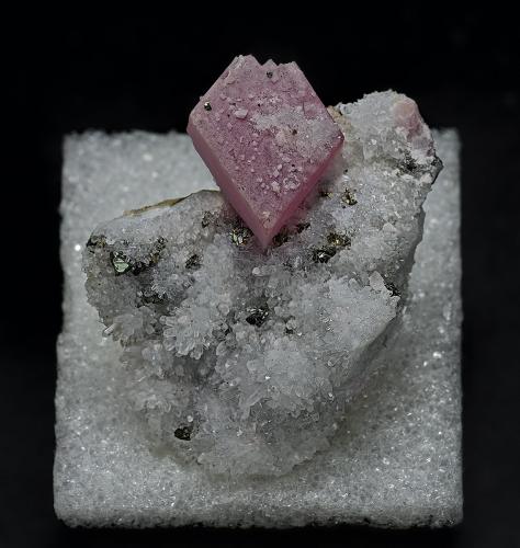 Rhodochrosite, Quartz, Pyrite<br />Grupo Mina Sunnyside (Mina American Tunnel), Pico Bonita, Gladstone, Distrito Eureka, Condado San Juan, Colorado, USA<br />2.7 x 3.2 cm<br /> (Author: am mizunaka)