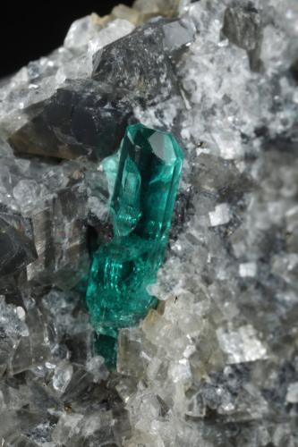 Beryl (variety emerald), Pyrite, Calcite, Dolomite<br />Chivor (distrito minero), Municipio Chivor, Cinturón Esmeraldífero Oriental, Departamento Boyacá, Colombia<br />41x30x20mm, xl=9mm<br /> (Author: Fiebre Verde)