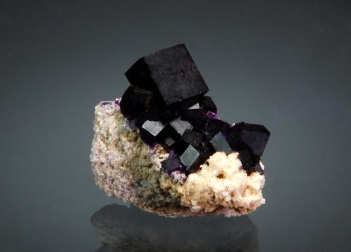 Fluorite<br />Caaschwitz, Bad Köstritz, Greiz, Turingia/Thüringen, Alemania<br />2.7 x 2.9 cm<br /> (Author: crosstimber)