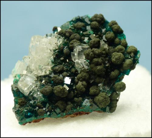 Calcite, Mottramite, Dioptase<br />Mina Tsumeb, Tsumeb, Región Otjikoto, Namibia<br />30 x 22 x 10 mm<br /> (Author: Pierre Joubert)