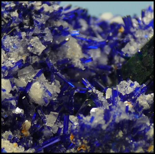 Azurite, Calcite, Malachite<br />Mina Tsumeb, Tsumeb, Región Otjikoto, Namibia<br />28 x 18 x 12mm<br /> (Author: Pierre Joubert)