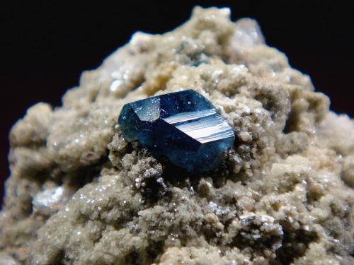 Fluorapatito<br />Pegmatita Golconda, Governador Valadares, Vale do Rio Doce, Minas Gerais, Brasil<br />Cristal de 1,5 cm.<br /> (Autor: Antonio P. López)