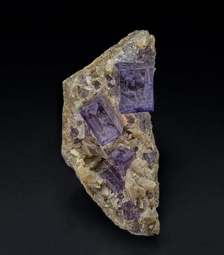 Fluorite<br />Jebel Tirhemi, Taourirt, Provincia Taourirt, Región Oriental, Marruecos<br />5.2 x 2.6 cm<br /> (Author: am mizunaka)