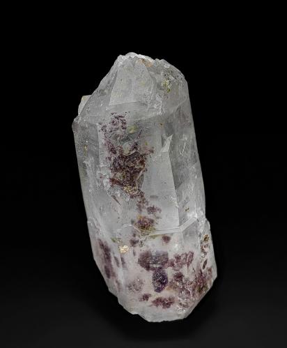 Quartz, Axinite<br />Embalse New Melones, Jamestown, Condado Calaveras, California, USA<br />7.5 x 3.5 cm<br /> (Author: am mizunaka)