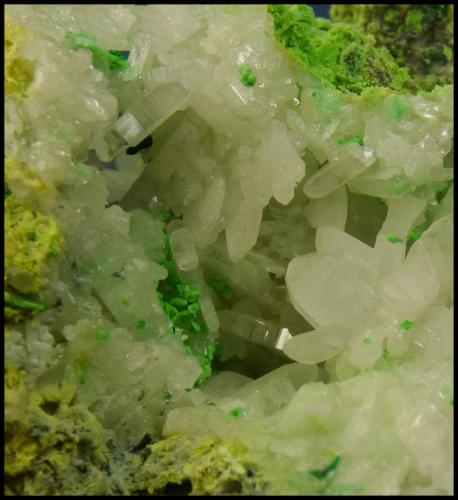 Cerussite, adamite and duftite<br />Mina Tsumeb, Tsumeb, Región Otjikoto, Namibia<br />80 x 57 x 50 mm<br /> (Author: Pierre Joubert)