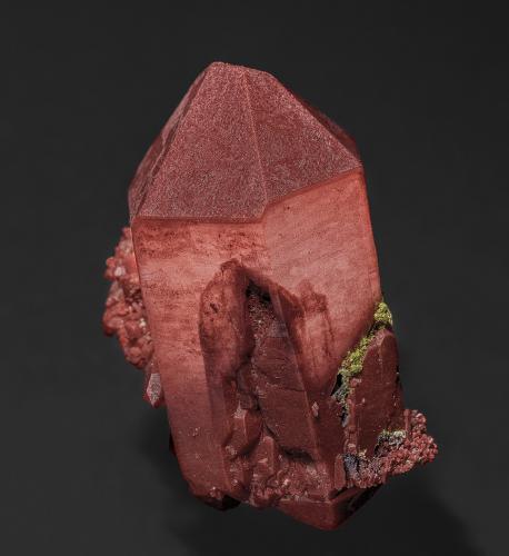 Quartz, Hematite<br />Mina Messina, Musina (Messina), Distrito Vhembe, Provincia Limpopo, Sudáfrica<br />4.9 x 3.1 cm<br /> (Author: am mizunaka)