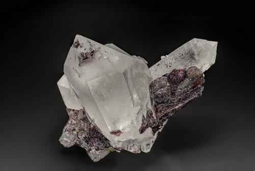 Quartz, Axinite-(Fe)<br />Embalse New Melones, Jamestown, Condado Calaveras, California, USA<br />8.8 x 8.0 cm<br /> (Author: am mizunaka)