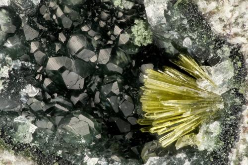 Epidote, Calcite<br />Canteras Kapaa, Kailua, Isla Oahu, Condado Honolulu, Hawaii, USA<br />FOV = 2.9<br /> (Author: Doug)