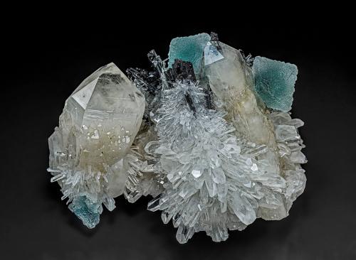 Quartz, Fluorite, Hübnerite<br />Mina Huayllapon (Mina Huallapon), Pasto Bueno, Distrito Pampas, Provincia Pallasca, Departamento Ancash, Perú<br />12.2 x 8.5 cm<br /> (Author: am mizunaka)