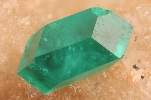 Dioptase<br />Depósito Altyn-Tyube, Zona Altyn-Tyube, Estepas Kirguises, Región Karaganda, Kazajstán<br />FOV = 3.1 mm<br /> (Author: Doug)