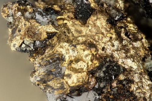 Gold<br />Mina Silbak Premier, Stewart, División Skeena Mining, Columbia Británica, Canadá<br />FOV = 1.5 mm<br /> (Author: Doug)