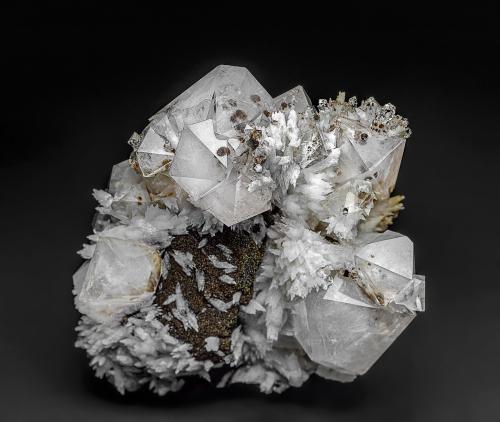 Quartz, Calcite, Siderite<br />Mina Potosí, Santo Domingo (Francisco Portillo), Distrito Santa Eulalia, Municipio Aquiles Serdán, Chihuahua, México<br />7.6 x 6.7 cm<br /> (Author: am mizunaka)