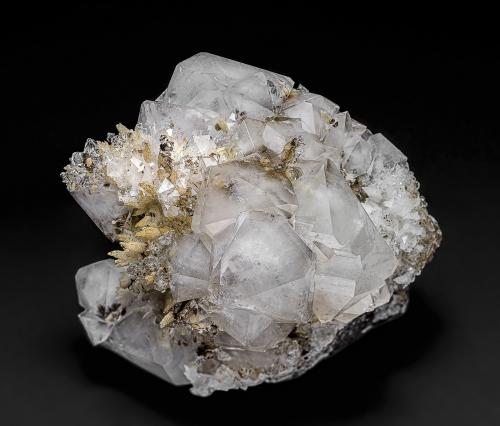 Quartz, Calcite, Siderite<br />Mina Potosí, Santo Domingo (Francisco Portillo), Distrito Santa Eulalia, Municipio Aquiles Serdán, Chihuahua, México<br />7.6 x 6.7 cm<br /> (Author: am mizunaka)