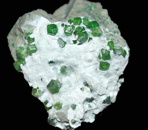 Andradita (variedad demantoide) (Grupo Granate)<br />Mina Jeffrey, Asbestos, Les Sources RCM, Estrie, Québec, Canadá<br />4,3 x 3,8 cm.<br /> (Autor: Xavier Bordas)