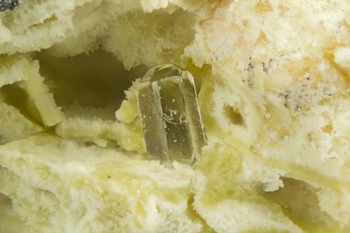 Fluorapatite<br />Pozo Wheal Remfry (Wheal Remfrey) China Clay, Fraddon, St Enoder, Distrito St Austell, Región Sudoeste de Inglaterra, Cornwall, Inglaterra / Reino Unido<br />FOV = 2.0 mm<br /> (Author: Doug)