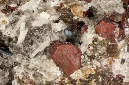 Fluorapatite<br />Summit Rock, Condado Klamath, Oregon, USA<br />FOV = 2.8 mm<br /> (Author: Doug)