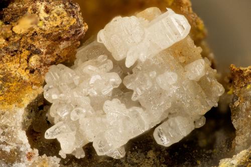 Cerussite<br />Mina Yellow Pine, Goodsprings, Distrito Goodsprings, Condado Clark, Nevada, USA<br />FOV = 3.4 mm<br /> (Author: Doug)