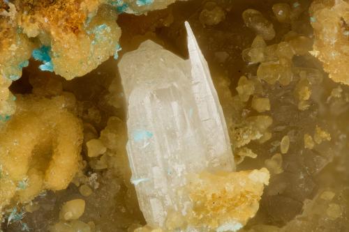 Cerussite<br />Mina Friedrichssegen, Frücht, Distrito Bad Ems, Valle Lahn, Renania-Palatinado/Rheinland-Pfalz, Alemania<br />FOV = 3.2 mm<br /> (Author: Doug)