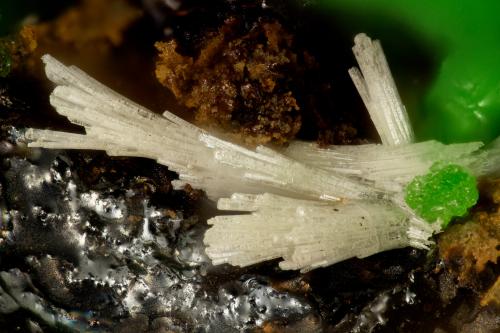 Cerussite, Conichalcite<br />Mina Mohawk, Colina Mohawk, Montes Clark, Distrito Clark Mountain (Distrito Clark), Condado San Bernardino, California, USA<br />FOV = 1.6 mm<br /> (Author: Doug)