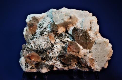 Topaz, Quartz (variety smoky quartz),  Albite (variety cleavelandite), Feldspar, Hematite<br />Shengus (Shingus), Distrito Roundu, Gilgit-Baltistan (Áreas del Norte), Paquistán<br />200 mm x 150 mm x 95 mm<br /> (Author: Don Lum)