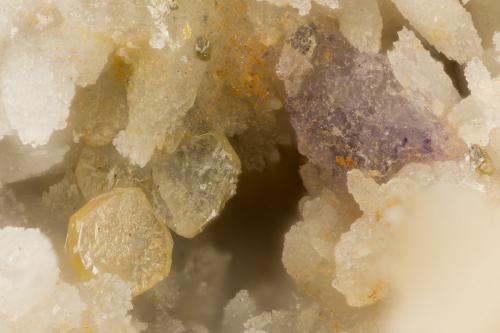 Wulfenite<br />Distrito Cookes Peak, Condado Luna, New Mexico, USA<br />FOV = FOV = 1.5 mm<br /> (Author: Doug)