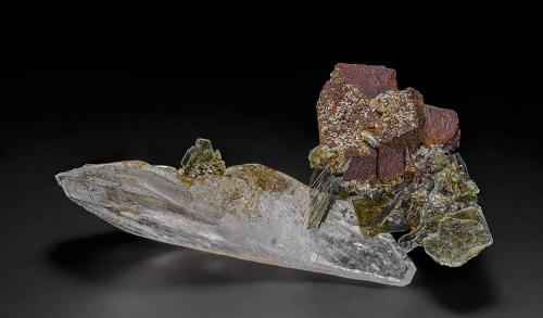 Quartz, Siderite, Muscovite, Rutile<br />Mina Rist, Hiddenite, Condado Alexander, North Carolina, USA<br />14.2 x 5.0 cm<br /> (Author: am mizunaka)