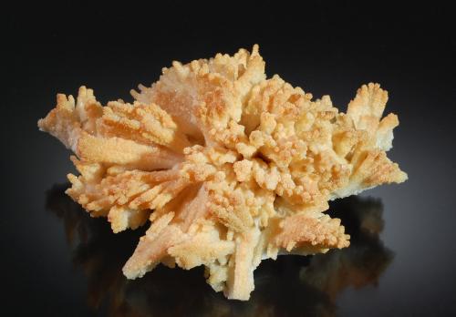 Calcite<br />Mina Herja, Chiuzbaia, Baia Sprie, Maramures, Rumanía<br />5.3 x 9.0 x 11.2 cm<br /> (Author: crosstimber)