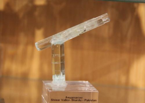 Beryl (variety aquamarine)<br />Valle Shigar, Distrito Shigar, Gilgit-Baltistan (Áreas del Norte), Paquistán<br />65mm x 69mm x 16mm overall size. Vertical= 14mm x 40mm x 11mm. Horizontal= 67mm x 9mm x 8mm<br /> (Author: Firmo Espinar)