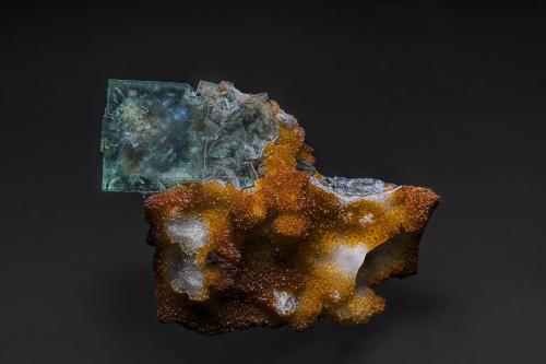 Fluorite, Quartz<br />Zona Choir, Provincia Govisümber, Mongolia<br />5.8 x 4.3 cm<br /> (Author: am mizunaka)