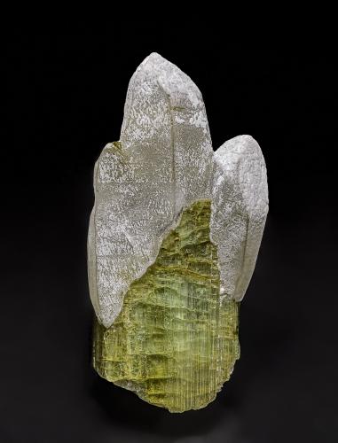 Quartz, Elbaite<br />Mina Urubu, Monte Belo, Itinga, Jequitinhonha, Minas Gerais, Brasil<br />5.3 x 2.4 cm<br /> (Author: am mizunaka)