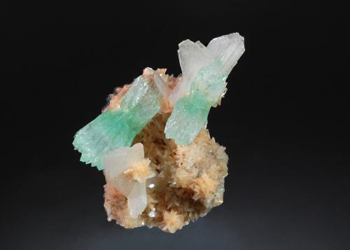 Fluorapophyllite, Heulandite<br />Distrito Aurangabad, Maharashtra, India<br />3.7 x 4.6 cm.<br /> (Author: crosstimber)