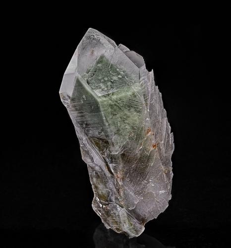 Quartz with Chlorite inclusion<br />Arroyo Bear, zona embalse New Melones, Jamestown, Condado Calaveras, California, USA<br />8.2 x 3.5 cm<br /> (Author: am mizunaka)