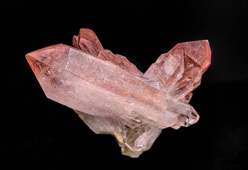 Quartz, Hematite<br />Cantera Roncari, East Granby, Condado Hartford, Connecticut, USA<br />8.1 x 6.5 cm<br /> (Author: am mizunaka)