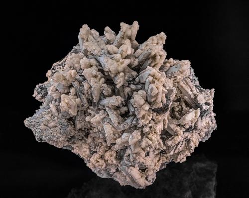 Quartz, Calcite<br />Mina San Antonio (Mina San Antonio el Grande), Campo Este, Distrito Santa Eulalia, Municipio Aquiles Serdán, Chihuahua, México<br />7.6 x 7.0 cm<br /> (Author: am mizunaka)