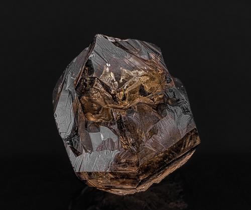 Quartz (variety smoky quartz)<br />Mina Manuka, Condado Mouramba, Nueva Gales del Sur, Australia<br />4.9 x 4.4 cm<br /> (Author: am mizunaka)