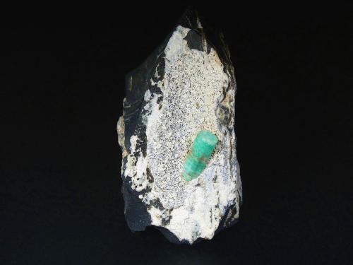 Berilo (variedad esmeralda)<br />Muzo (distrito minero), Cinturón Esmeraldífero Occidental, Departamento Boyacá, Colombia<br />7 x 5 cm.<br /> (Autor: Antonio P. López)