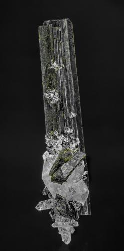 Epidote, Quartz<br />Concesión Fazenda Rubinho Pimenta, Capelinha, Jequitinhonha, Minas Gerais, Brasil<br />8.0 x 1.6 cm<br /> (Author: am mizunaka)