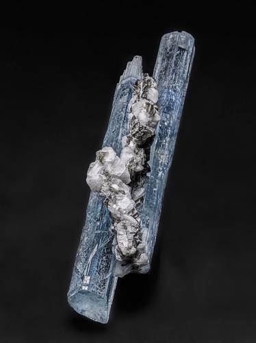 Beryl (variety aquamarine)<br />Distrito Lamjung, Gandaki Pradesh, Nepal<br />5.9 x 3.2 cm<br /> (Author: am mizunaka)