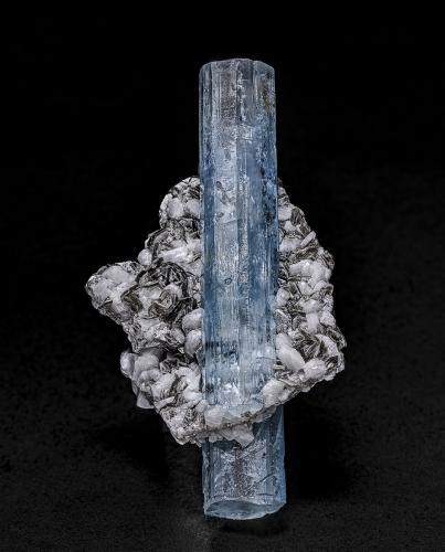 Beryl (variety aquamarine)<br />Distrito Lamjung, Gandaki Pradesh, Nepal<br />5.9 x 3.2 cm<br /> (Author: am mizunaka)