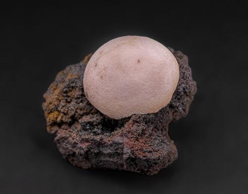 Calcite<br />Mina Townsite, Ironwood, Cordillera Gogebic Iron, Condado Gogebic, Michigan, USA<br />3.0 x 3.0 x 2.6 cm<br /> (Author: am mizunaka)