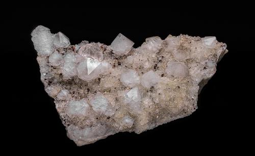 Quartz, Calcite, Hematite<br />Cantera Roncari, East Granby, Condado Hartford, Connecticut, USA<br />8.9 x 5.0 cm<br /> (Author: am mizunaka)