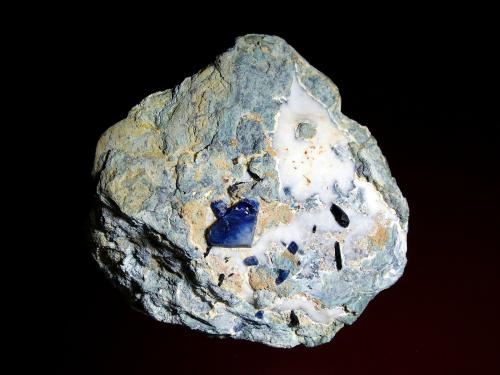 Benitoita, Neptunita<br />Mina California State Gem (Benitoite Gem Mine), Zona San Benito River headwaters, Pico Santa Rita, Distrito New Idria, Condado San Benito, California, USA<br />8 x 8 cm.<br /> (Autor: Antonio P. López)