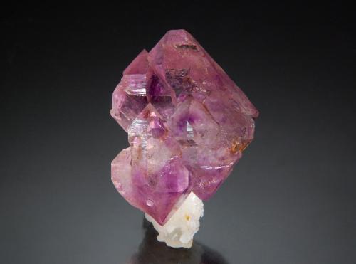 Quartz (variety amethyst)<br />Hopkinton, Condado Washington, Rhode Island, USA<br />2.3 cm x 3.5 cm<br /> (Author: Michael Shaw)