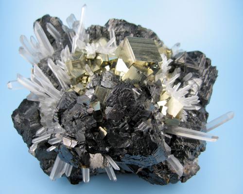 Sphalerite, pyrite, quartz<br />Mina Alimon (Mina Animon), Distrito minero Huaron, Distrito Huayllay, Provincia Pasco, Departamento Pasco, Perú<br />Overall size: 100 mm x 90 mm x 55 mm. Mass: 682 g<br /> (Author: Carles Millan)