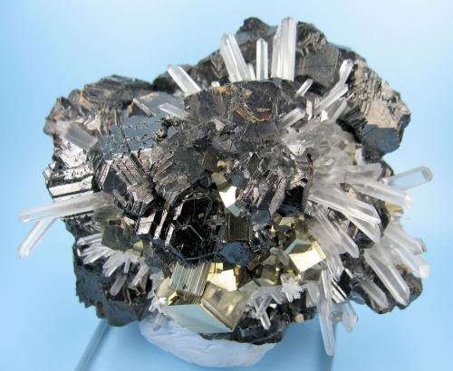 Sphalerite, pyrite, quartz<br />Mina Alimon (Mina Animon), Distrito minero Huaron, Distrito Huayllay, Provincia Pasco, Departamento Pasco, Perú<br />Overall size: 100 mm x 90 mm x 55 mm. Mass: 682 g<br /> (Author: Carles Millan)