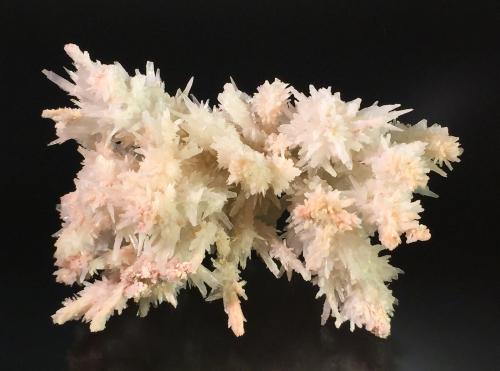 Calcite<br />Bisbee, Distrito Warren, Montes Mule, Condado Cochise, Arizona, USA<br />6.2 cm x 8.7 cm<br /> (Author: Michael Shaw)