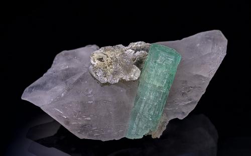 Beryl (variety emerald), Quartz, Calcite<br />Mina Rist, Hiddenite, Condado Alexander, North Carolina, USA<br />9.8 x 5.3 cm<br /> (Author: am mizunaka)